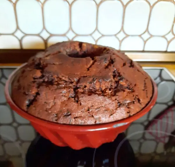 Der Ameisenkuchen mit Gl&uuml;hwein kommt gerade aus dem Backofen und verstr&ouml;mt nochmals weihnachtlichen Duft.