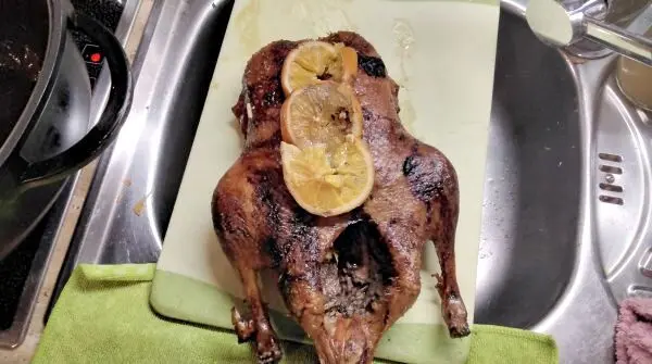 Frische Ente mit Orangen-Füllung, dazu eine Orangensoße, verfeinert mit einem Schuss Orangenlikör. Frische Ente mit Orangen-Füllung, dazu eine Orangensoße, verfeinert mit einem Schuss Orangenlikör.