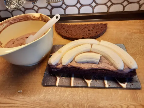 Auf die zweite Lage wurden halbierte Bananen platziert. Sie verbinden sich mit der Creme zu einem Erlebnis.