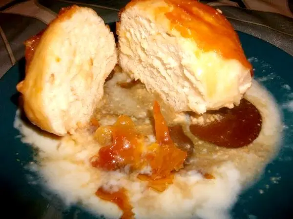 Dampfnudeln mit Karamell &uuml;bergie&szlig;en und Vanilleso&szlig;e dazu geben. Die erkaltete Karamellkruste hat richtig sch&ouml;n geknackt beim Anschneiden.