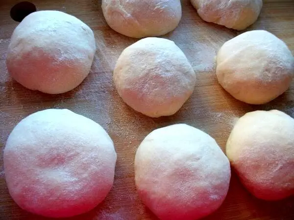 Hier sind meine von Hand geformten Dampfnudelteiglinge, nachdem der Teig aufgegangen war.