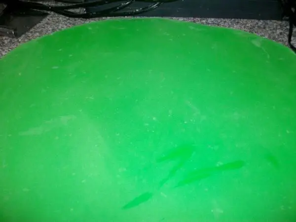 Den Rollfondant auf einer Backunterlage mithilfe von Speisest&auml;rke gleichm&auml;&szlig;ig d&uuml;nn ausrollen.