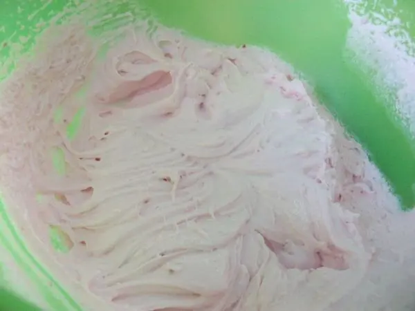 Die Dr. Oetker Paradiescreme Amarena-Kirsche mit 300 ml Milch und Sahnesteif sch&ouml;n cremig aufschlagen.