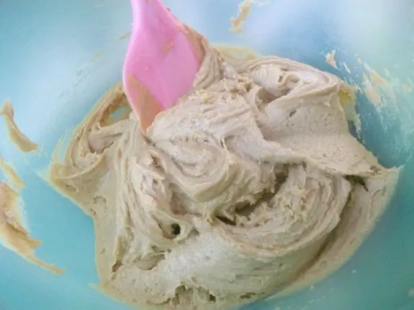 Die Pistaziencreme war zu fest, deshalb mit 2 EL Sahne aufgeschlagen, damit sie cremiger und streichf&auml;hig wurde.