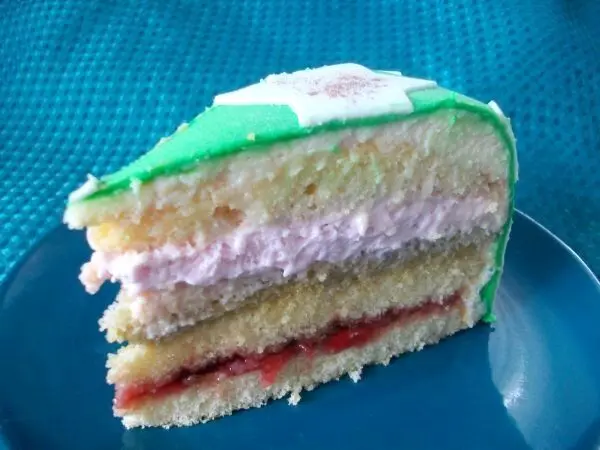 Geschmacklich sehr s&uuml;&szlig;e Fondant-Torte, aber auch lecker. Und wem es zu s&uuml;&szlig; ist, kann ja das Fondant auch beiseite legen.