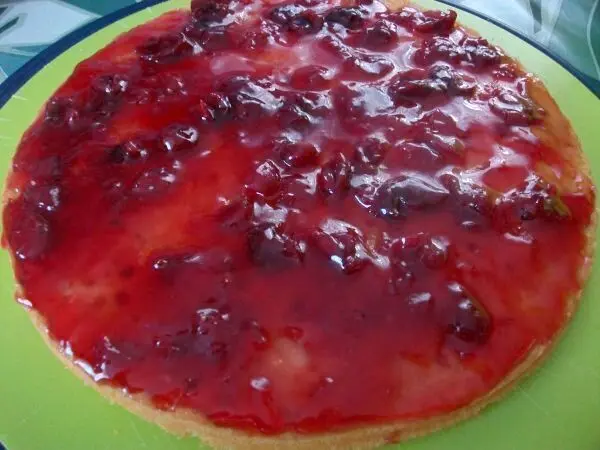 Abgek&uuml;hlten Tortenboden mit Amaretto-Wasser Mischung einpinseln, damit der Boden nicht austrocknet. Dann Kirschmarmelade aufstreichen.