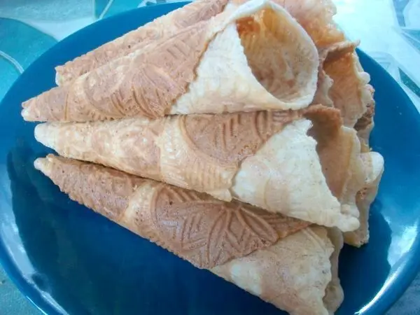 So sahen meine fertig gebackenen Eiserwaffeln aus. Ein paar waren zerbrochen, die musste ich sofort vernichten. So sahen meine fertig gebackenen Eiserwaffeln aus. Ein paar waren zerbrochen, die musste ich sofort vernichten.