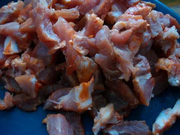 In der Vorbereitung habe ich eine dicke 300 g Scheibe Schweinesteak in kleine dünne Streifen zugeschnitten. In der Vorbereitung habe ich eine dicke 300 g Scheibe Schweinesteak in kleine dünne Streifen zugeschnitten.