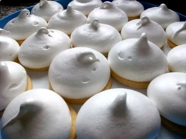 So sahen die Busserl dann nach 2 Std. im Backofen aus. Erst 10 Minuten bei 160 Grad, den Rest der 2 Std. bei ca. 90 Grad.