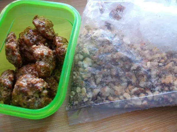 Gebrannte Walnusshälften im Gefrierbeutel zu kleinem Crunch zusammen klopfen. 12 schöne Exemplare für das Topping am Stück lassen. Gebrannte Walnusshälften im Gefrierbeutel zu kleinem Crunch zusammen klopfen. 12 schöne Exemplare für das Topping am Stück lassen.