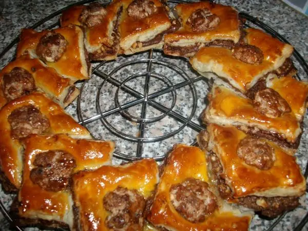 Nach ca. 25 Minuten bei 180 Grad schaut der Blätterteig-Nutella-Kranz mit gebrannten Walnüssen dann so lecker aus. Nach ca. 25 Minuten bei 180 Grad schaut der Blätterteig-Nutella-Kranz mit gebrannten Walnüssen dann so lecker aus.