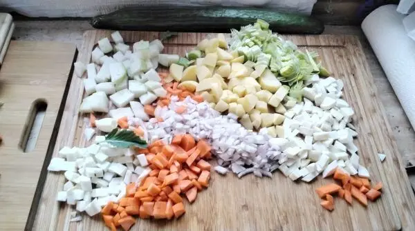 In diesen Suppengrün-Packungen ist alles vorhanden: Sellerie, Pastinaken, Karotten, Lauch und Petersilie werden für die Suppe kleingeschnitten. In diesen Suppengrün-Packungen ist alles vorhanden: Sellerie, Pastinaken, Karotten, Lauch und Petersilie werden für die Suppe kleingeschnitten.