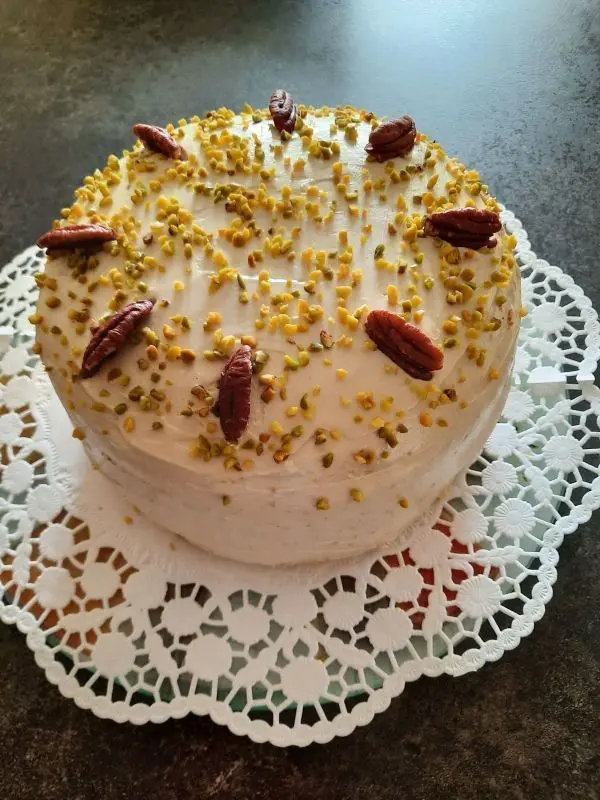 Ich bin sehr happy &uuml;ber meine gelungene Pistazientorte. Sie wurde mit vier B&ouml;den geschichtet.