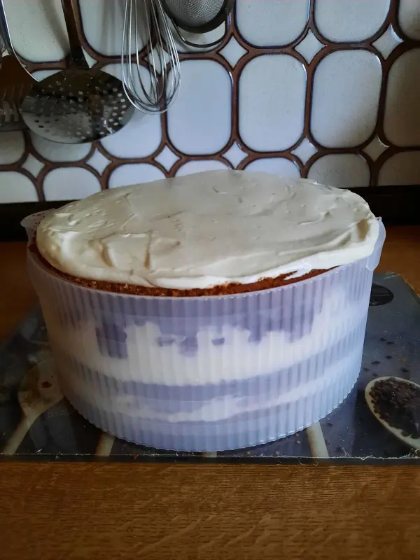 Die Pistazientorte wurde sorgsam geschichtet, nachdem vorher ein Tortenring angepasst worden war.