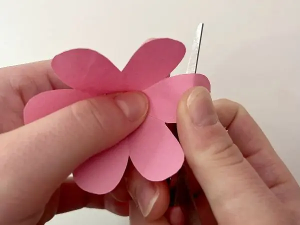 Mit einer Schere kannst du entlang der Rosenbl&auml;tter ziehen, um einen geschwungenen Look zu haben.