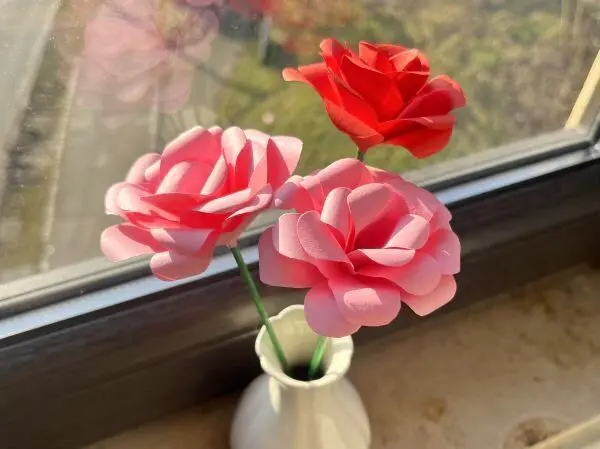 Diese Rosen aus Papier kannst du als Deko auf deine Fensterbank stellen oder sie zum Valentinstag verschenken.