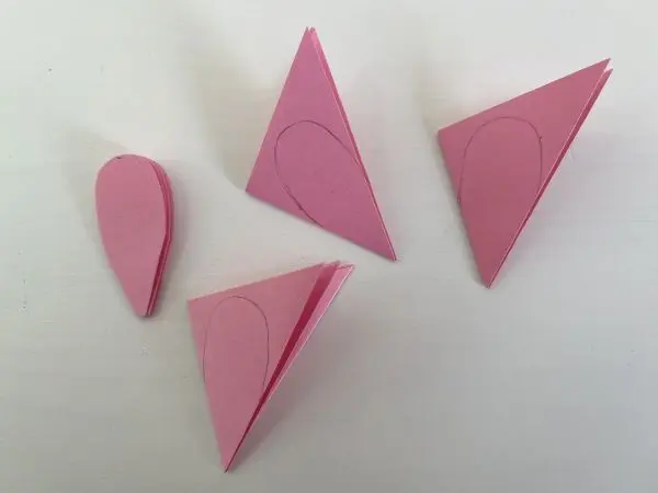 Das Rosenblatt der ersten Bl&uuml;te kann f&uuml;r die restlichen Zettel als Vorlage dienen.