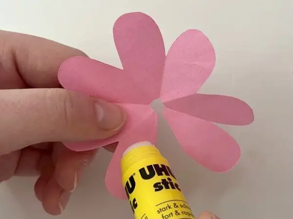 Die einzelnen Rosenbl&uuml;ten klebst du zusammen, sodass sich immer zwei Bl&auml;tter &uuml;berlappen.