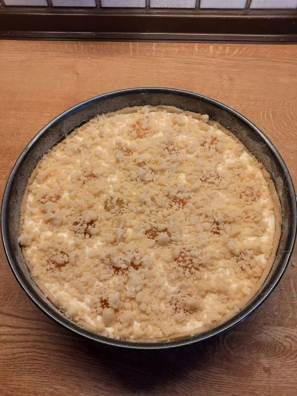 Letzter Schliff sind die leckeren Butter-Streusel auf der Quark-Sahne-Masse, die gleichm&auml;&szlig;ig platziert werden.