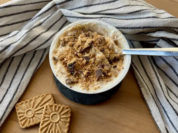 Für den extra Crunch kannst du noch einen Lotus-Keks über deinen japanischen Trend-Cheesecake bröseln. Für den extra Crunch kannst du noch einen Lotus-Keks über deinen japanischen Trend-Cheesecake bröseln.