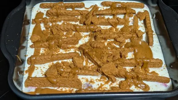 Obenauf kommt noch die verfl&uuml;ssigte Lotus Biscoff Creme und dann mit den zwei zerbr&ouml;selten Keksen bestreuen.