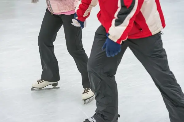 Eislaufen als Date-Idee: Aktivzeit zu zweit und anschlie&szlig;end eine hei&szlig;e Schokolade.