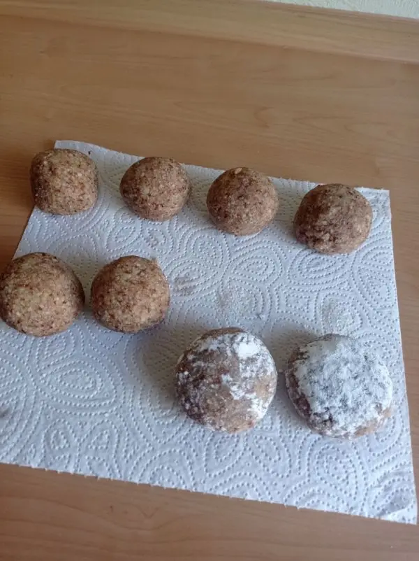 Aus der mit dem Eischnee gemischten Masse werden gleichm&auml;&szlig;ige Kugeln geformt, welche dann leicht flachgedr&uuml;ckt werden.