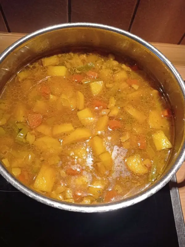Die Suppe wird mit der Br&uuml;he aufgef&uuml;llt und die angeschwitzten Zutaten k&ouml;nnen zusammen mit den Kartoffeln garen.