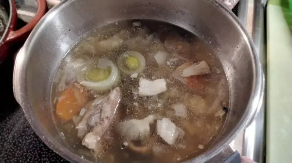 In einem Sud, bestehend aus Wasser, Gewürzen, etwas frischem Gemüse, Salz, Pfeffer und Zwiebeln sowie Knoblauch den Schweinebauch köcheln lassen. In einem Sud, bestehend aus Wasser, Gewürzen, etwas frischem Gemüse, Salz, Pfeffer und Zwiebeln sowie Knoblauch den Schweinebauch köcheln lassen.