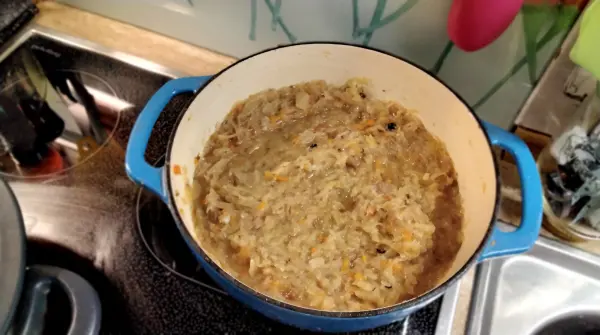 So siehet das altfr&auml;nkische Sauerkraut aus. Zuletzt kommt das Speck-Zwiebelgemisch dazu, etwas Zucker und so sollte es fertig sein.