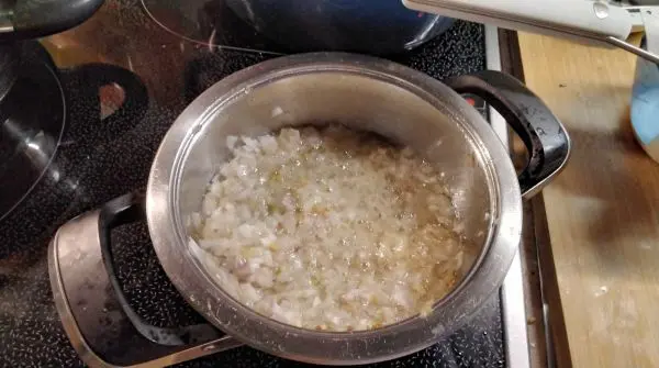 Im verbliebenen Speckfett die Zwiebelw&uuml;rfel hell braun anbraten. Danach k&ouml;nnen die Speckw&uuml;rfel zu den Zwiebeln zur&uuml;ck.