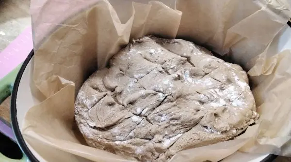 Nachdem der Teig f&uuml;r 30 Minuten gegangen ist, wird er auf einem bemehlten Brett nochmal gefaltet und dann in den Br&auml;ter gelegt.