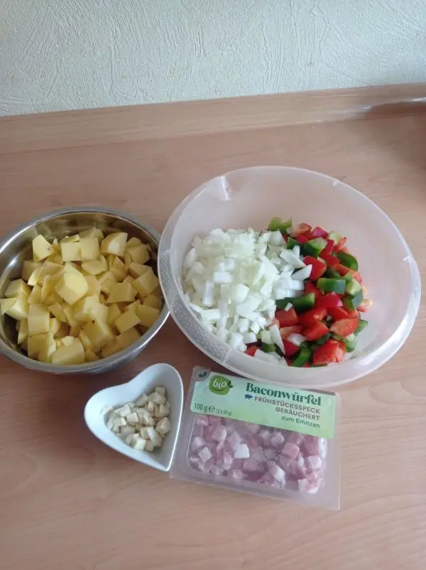 Alle Zutaten werden gr&uuml;ndlich geputzt, gewaschen und in nicht zu gro&szlig;e W&uuml;rfel geschnitten.