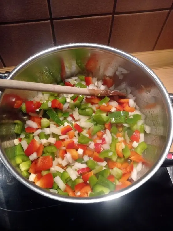 In einem gro&szlig;en Topf wird das Fett zerlassen und die Speckw&uuml;rfel werden mit den gew&uuml;rfelten Gem&uuml;sen angeschwitzt. 