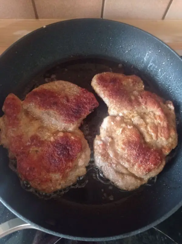 Holzf&auml;ller-Steak vom Schwein in der Pfanne: au&szlig;en knusprig, innen saftig &ndash; so br&auml;tst Du das herzhafte Steak aus dem Rezept perfekt an