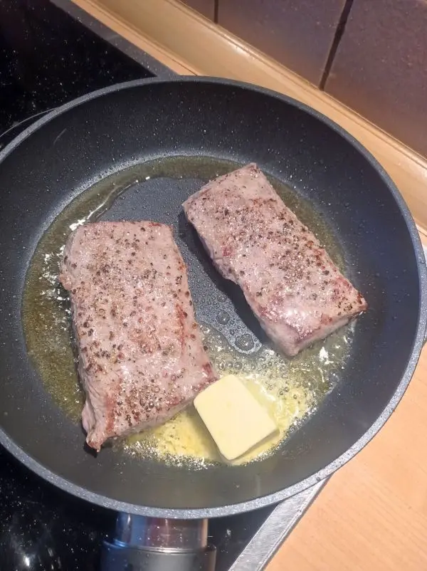 In der Zwischenzeit werden die Lammr&uuml;cken-St&uuml;cke von beiden Seiten f&uuml;r je 3 Minuten scharf angebraten.