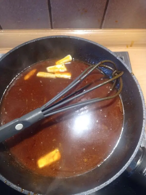 Die Rotwein-Jus wird gesiebt, mit Lamm- oder Kalbsfond aufgef&uuml;llt und mit eiskalter Butter montiert.