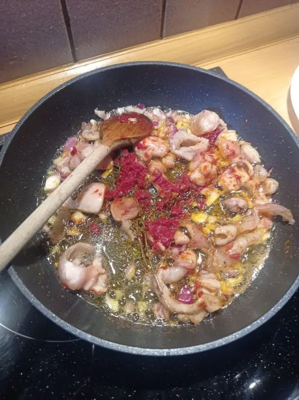 Diese Mischung kann nun bei gut mittlerer Hitze bis auf die H&auml;lfte einreduzieren, bevor sie durchgesiebt wird.