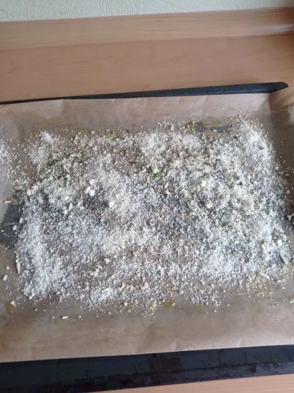 Ein Backpapier bestreicht man mit Oliven&ouml;l, bestreut es mit dem Parmesan und verteilt auch die Panko-Mischung darauf.