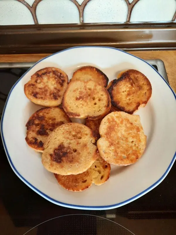 In Ei panierte Baguettescheiben, die vom Vortag &uuml;brig waren, machten unsere Suppe zur Delikatesse. 