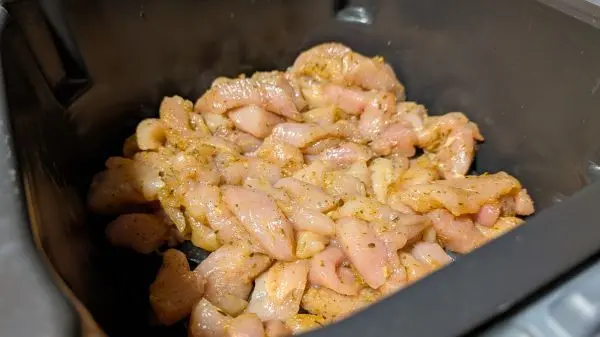 H&auml;hnchenbrustfilet waschen, trockentupfen, marinieren und in den Kochtopf geben.