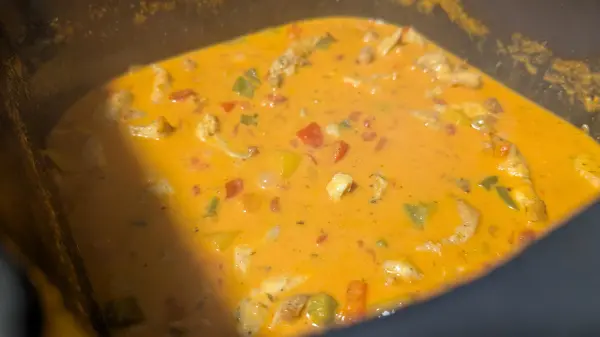 Das Ganze noch ein paar Minuten in der Hei&szlig;luftfritteuse k&ouml;cheln lassen und dann servieren.