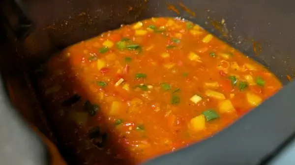 Zwiebel, Knoblauch & Paprika anbraten. Anschlie&szlig;end die restlichen Zutaten zuf&uuml;gen.