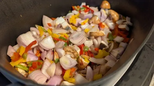 Zwiebeln, Champignons und Paprikastreifen gl&auml;nzend anschwitzen & mit Tomatenmark r&ouml;sten.