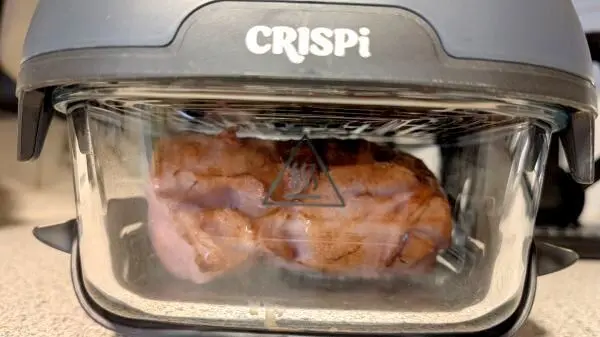 In der kleinen Glassch&uuml;ssel befindet sich das frische Fleischk&auml;sebr&auml;t, welches gerade im Airfryer gart.