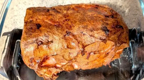 Nachdem der Fleischk&auml;se gegart war, habe ich den Deckel abgenommen und es auf ein Brettchen gelegt, um es in Scheiben zu schneiden.