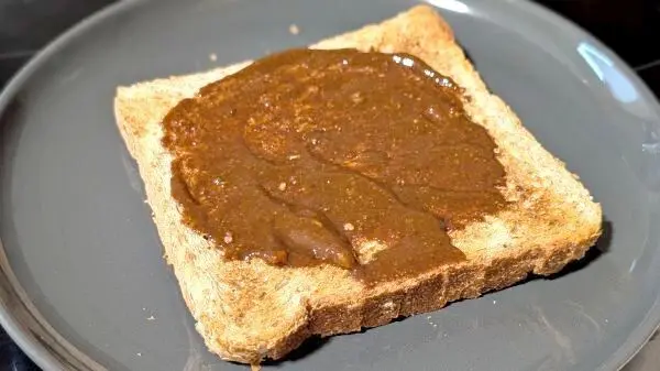 Toastbrotscheiben vorher getoastet und nach Belieben mit Biersenf bestrichen.