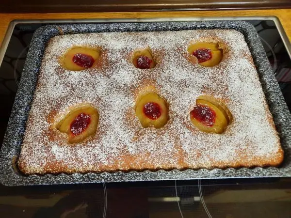 Ein Hauch Puderzucker versch&ouml;nert meinen Herzkuchen noch zus&auml;tzlich. Die Birnen pr&auml;sentieren sich gut.