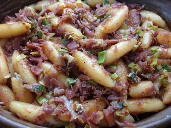 Unter die Schupfnudeln mit Lauch mischt man nun noch das Blaukraut und gibt dies dann in die Auflaufform.