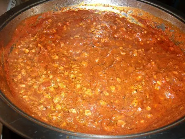 Schweine-Ragout: Zwiebel glasig dämpfen, Fleisch dazugeben, abwechselnd mit Wasser und Rotwein ablöschen und passiertes Gemüse hinzugeben. Schweine-Ragout: Zwiebel glasig dämpfen, Fleisch dazugeben, abwechselnd mit Wasser und Rotwein ablöschen und passiertes Gemüse hinzugeben.